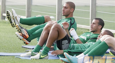 יניב קטן, אביחי ידין ודינו אנדלובו מתמתחים (משה חרמון) יניב קטן, אביחי ידין ודינו אנדלובו מתמתחים (משה חרמון)