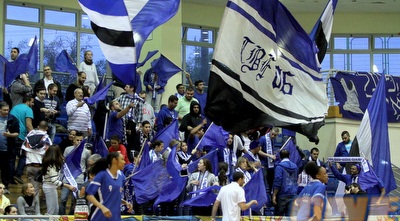 אוהדי הפועל פ&qout;ת מעניקים אווירה נהדרת בבית מכבי (יניב גונן) אוהדי הפועל פ&qout;ת מעניקים אווירה נהדרת בבית מכבי (יניב גונן)