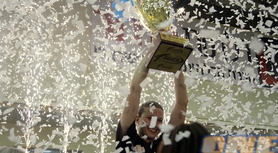 דורי עם הגביע (יניב גונן) דורי עם הגביע (יניב גונן)