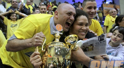 אדאמס חוגגת עם הגביע (יניב גונן) אדאמס חוגגת עם הגביע (יניב גונן)