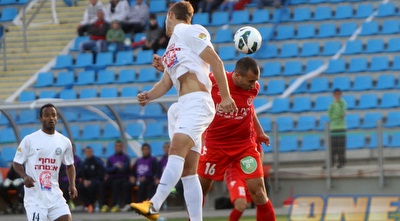 אדי גוטליב לפני עומר דמארי (חגי ניזרי) אדי גוטליב לפני עומר דמארי (חגי ניזרי)