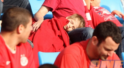 אוהד הפועל שנרדם מרוב שעמום (חגי ניזרי) אוהד הפועל שנרדם מרוב שעמום (חגי ניזרי)