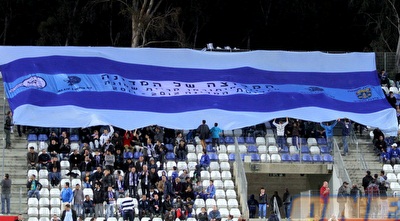 אוהדי ק&qout;ש גם הם בענייני תפאורה (יניב גונן) אוהדי ק&qout;ש גם הם בענייני תפאורה (יניב גונן)