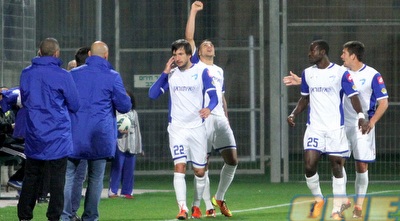 שחקני ק&qout;ש חוגגים עם עאבד (יניב גונן) שחקני ק&qout;ש חוגגים עם עאבד (יניב גונן)