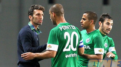 שחקני מכבי חיפה חוגגים עם אריק בנאדו (שי לוי) שחקני מכבי חיפה חוגגים עם אריק בנאדו (שי לוי)