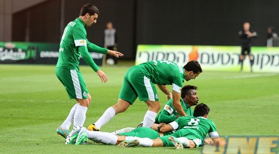 עמאשה חוגג עם החברים (שי לוי)