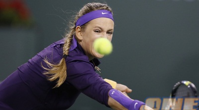 אזרנקה משקיפה על הכדור (רויטרס)