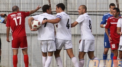 אביסדריס מתווכח עם שחקני אסי (עמית מצפה)