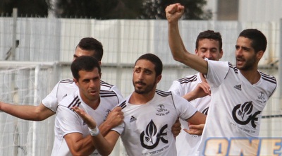 שפשה חוגג עם השחקנים (עמית מצפה)