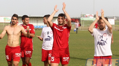 שחקני ר&qout;ג מודים לקהל (עמית מצפה)