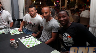 שחקני ראשל&qout;צ חוגגים במסעדה (יוסי ציפקיס)