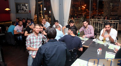 שחקני ראשל&qout;צ חוגגים במסעדה (יוסי ציפקיס)