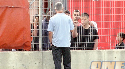 פרדי דוד משוחח עם האוהדים (משה חרמון)