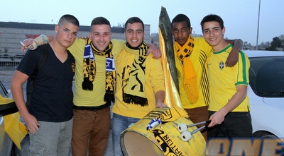 אוהדי בית&qout;ר ירושלים מחוץ לטדי (יניב גונן) אוהדי בית&qout;ר ירושלים מחוץ לטדי (יניב גונן)