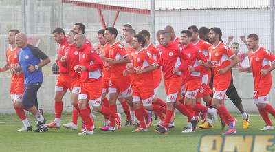 שחקני הפועל ת&qout;א באימון השחרור (משה חרמון)