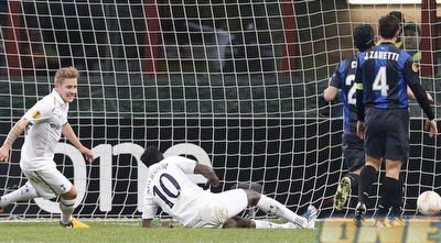 אדבאיור דוחק את השער שהעלה את טוטנהאם לשלב הבא (רויטרס) אדבאיור דוחק את השער שהעלה את טוטנהאם לשלב הבא (רויטרס)