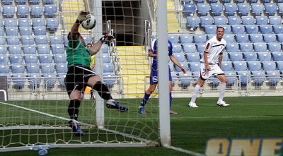 ניל אברבאנל מלטף את הכדור של טוקורה (יניב גונן)