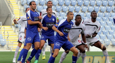 שחקני מכבי פ&qout;ת והכח נאבקים על כדור גובה. (יניב גונן)