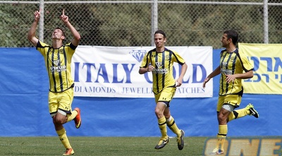 מכבי ת&qout;א חוגגת (יוסי ציפקיס)