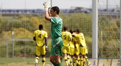 רום אילוז מאוכזב, ברקע שחקני מכבי חוגגים (יוסי ציפקיס)