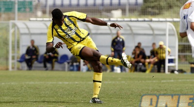 קהינדה מנסה לבעוט לשער. חטף הרבה מכות במשחק הזה (יוסי ציפקיס)