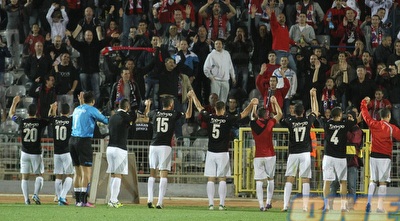 שחקני הפועל חיפה חוגגים עם הקהל שלהם בסיום (עמית מצפה) שחקני הפועל חיפה חוגגים עם הקהל שלהם בסיום (עמית מצפה)