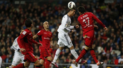 רונאלדו מנסה לנגוח (רויטרס)