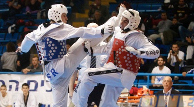 אילן ברגינסקי (בכחול) (ONE)