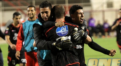 שחקני סכנין חוגגים בסיום המשחק (חגי ניזרי) שחקני סכנין חוגגים בסיום המשחק (חגי ניזרי)