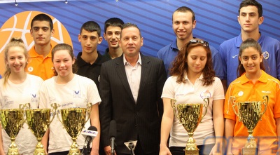 אבנר קופל עם הקפטנים והקפטניות (חגי ניזרי)