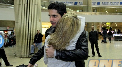 גל שיש מקבל חיבוק בנתב&qout;ג (יניב גונן)