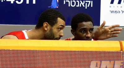 רנדל וסטיט על הספסל (שי לוי)