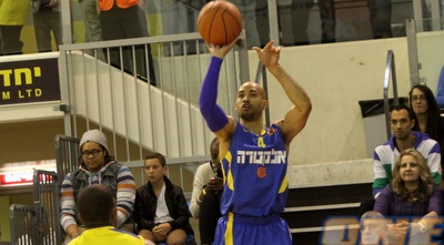 דייויד לוגאן (חגי ניזרי)