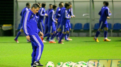 אלי גוטמן בודק את מצב הכדורים (משה חרמון)