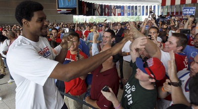 אוהדי פילדלפיה מקבלים את ביינום. סוך הרומן? (רויטרס)