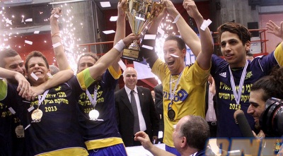 שחקני מכבי ראשל&qout;צ חוגגים גביע (חגי ניזרי) שחקני מכבי ראשל&qout;צ חוגגים גביע (חגי ניזרי)