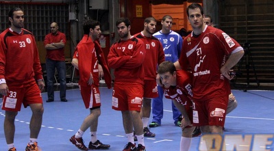 שחקני הפועל ראשל&qout;צ המאוכזבים (חגי ניזרי) שחקני הפועל ראשל&qout;צ המאוכזבים (חגי ניזרי)