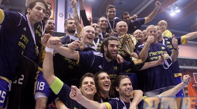 שחקני מכבי ראשל&qout;צ חוגגים גביע (חגי ניזרי) שחקני מכבי ראשל&qout;צ חוגגים גביע (חגי ניזרי)