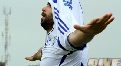 בן בסט חוגג עם החולצה על הראש (יניב גונן)