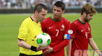 רונאלדו מתווכח עם השופט (יוסי ציפקיס)