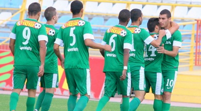 שחקני חיפה מברכים את קונסטנטינוס (משה חרמון)