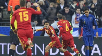 שחקני ספרד חוגגים עם פדרו (רויטרס)