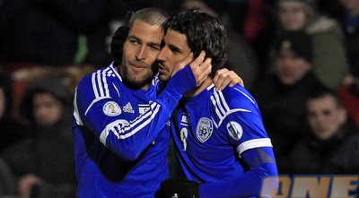 רפאלוב ושכטר חוגגים בבלפסט (רויטרס) רפאלוב ושכטר חוגגים בבלפסט (רויטרס)