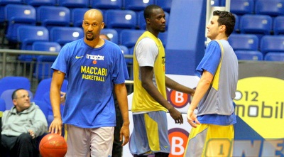 גיא פניני, שון ג´יימס ודווין סמית´ (משה חרמון)