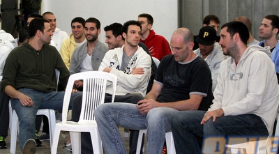 תמיר, קוז´יקרו, חנוכי וקוקיה בישיבה שנערכה עם ניר אלון (יניב גונן) תמיר, קוז´יקרו, חנוכי וקוקיה בישיבה שנערכה עם ניר אלון (יניב גונן)