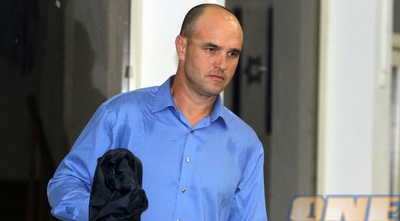 ניר אלון בכניסה לפגישה (יניב גונן)