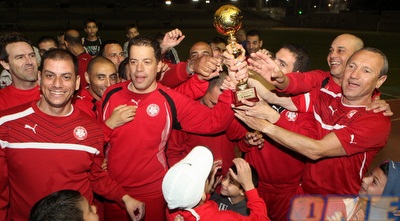 שחקני הפועל ר&qout;ג חוגגים (עמית מצפה)