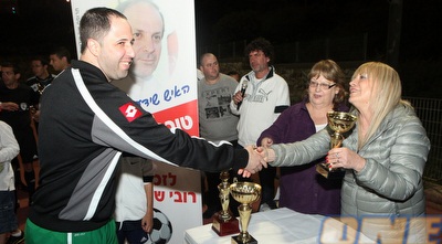 רועי שני עם הגביע (עמית מצפה)