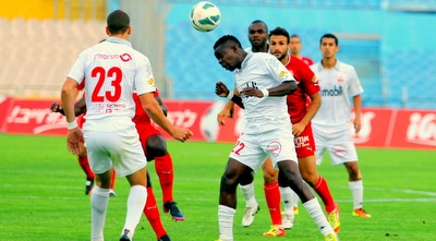 אוסיאקו נוגח ומרחיק את הכדור משחקני ר&qout;ג (משה חרמון) אוסיאקו נוגח ומרחיק את הכדור משחקני ר&qout;ג (משה חרמון)