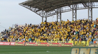 אוהדי מכבי נתניה בעכו. בקבוצה מחמיאים (עמית מצפה)